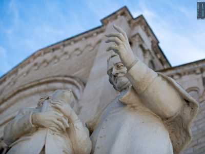 Ci avviciniamo al prospetto color panna realizzato a mosaico e sorvegliato ai lati da due statue raffiguranti Don Bosco...